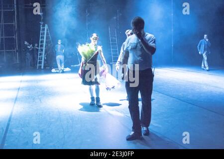 La Ballerina russe Victoria Tereshkina sort de scène après une perfornce tenant un bouquet, après une performance de 5 Tangos par Hans van Manen Banque D'Images