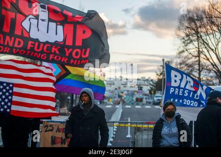 01182021- Washington, District de Columbia, Etats-Unis: Les militants de la matière de la vie noire se réunissent sur Black Lives Matter Plaza Northwest pendant la journée Martin Luther King Jr. Le président élu Joe Biden sera inauguré mercredi. Banque D'Images