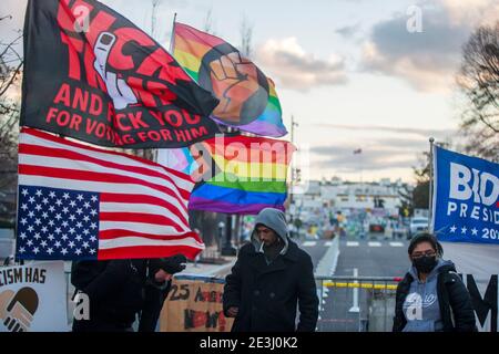 01182021- Washington, District de Columbia, Etats-Unis: Les militants de la matière de la vie noire se réunissent sur Black Lives Matter Plaza Northwest pendant la journée Martin Luther King Jr. Le président élu Joe Biden sera inauguré mercredi. Banque D'Images