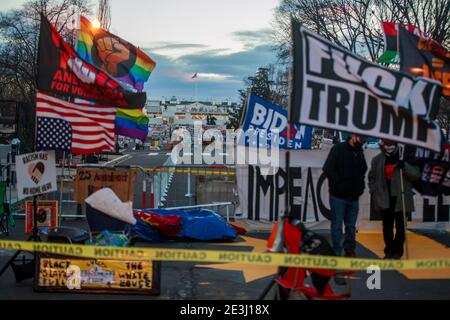 01182021- Washington, District de Columbia, Etats-Unis: Les militants de la matière de la vie noire se réunissent sur Black Lives Matter Plaza Northwest pendant la journée Martin Luther King Jr. Le président élu Joe Biden sera inauguré mercredi. Banque D'Images