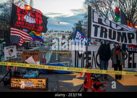 01182021- Washington, District de Columbia, Etats-Unis: Les militants de la matière de la vie noire se réunissent sur Black Lives Matter Plaza Northwest pendant la journée Martin Luther King Jr. Le président élu Joe Biden sera inauguré mercredi. Banque D'Images