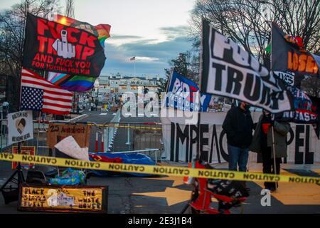 01182021- Washington, District de Columbia, Etats-Unis: Les militants de la matière de la vie noire se réunissent sur Black Lives Matter Plaza Northwest pendant la journée Martin Luther King Jr. Le président élu Joe Biden sera inauguré mercredi. Banque D'Images