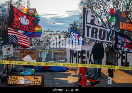 01182021- Washington, District de Columbia, Etats-Unis: Les militants de la matière de la vie noire se réunissent sur Black Lives Matter Plaza Northwest pendant la journée Martin Luther King Jr. Le président élu Joe Biden sera inauguré mercredi. Banque D'Images