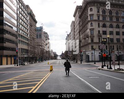 18 janvier 2021, Washington, District de Columbia, États-Unis: Les rues de DC sont calmes tôt le matin alors que les préparatifs sont en cours pour protéger la ville pour les événements inauguraux à venir. (Image crédit : © Sue Dorfman/ZUMA Wire) Banque D'Images