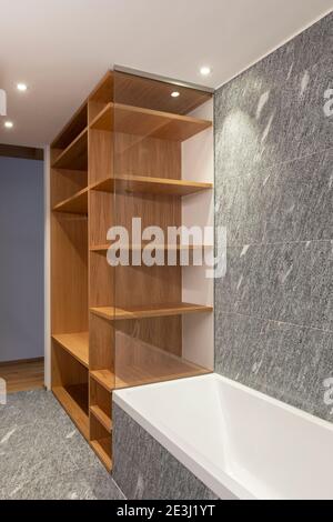 Intérieur moderne avec murs blancs et parquet. Salle de bains moderne avec bois et pierre, minimaliste. Personne à l'intérieur Banque D'Images