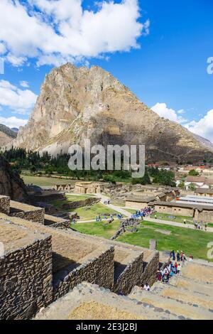 Vue sur la montagne Pinkuyluna depuis les terrasses d'Ollantaytambo, un site archéologique de l'Inca dans la vallée sacrée d'Urubamba, région de Cusco, sud du Pérou Banque D'Images