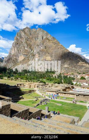 Vue sur la montagne Pinkuyluna depuis les terrasses d'Ollantaytambo, un site archéologique de l'Inca dans la vallée sacrée d'Urubamba, région de Cusco, sud du Pérou Banque D'Images