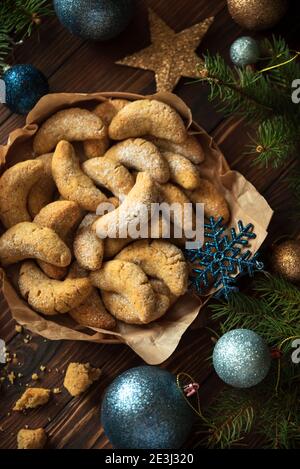 Biscuits maison aux noix de Noël croissant de vanille avec sucre en poudre dans les décorations de Noël. Concept de fête du nouvel an et de Noël. Vue de dessus. Banque D'Images