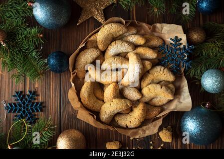 Biscuits maison aux noix de Noël croissant de vanille avec sucre en poudre dans les décorations de Noël. Concept de fête du nouvel an et de Noël. Vue de dessus. Banque D'Images