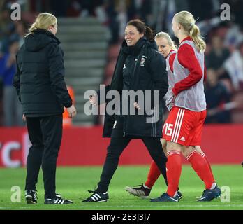 Les joueurs de Lauren Smith et du pays de Galles célèbrent qu'ils dessinent avec l'Angleterre Lors du match de qualification du groupe 1 de la coupe du monde des femmes de la FIFA 2019 Entre l'Angleterre et le pays de Galles a Banque D'Images