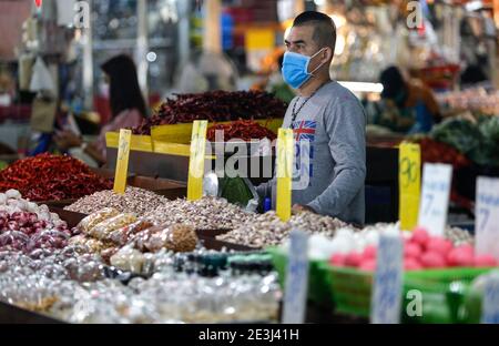 Nonthaburi, Thaïlande. 19 janvier 2021. Un vengeur portant un masque facial attend des clients sur le marché de Bang-Yai Fresh dans un contexte de crise du coronavirus (COVID-19). Ministère de la Santé la Thaïlande a enregistré un total de 12,594 infections, 70 décès et 9,356 rétablissement depuis le début de l'épidémie. Crédit : SOPA Images Limited/Alamy Live News Banque D'Images