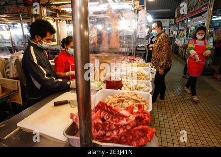 Nonthaburi, Thaïlande. 19 janvier 2021. Un client portant un masque achète du porc sur le marché frais de Bang-Yai en pleine crise du coronavirus (COVID-19). Ministère de la Santé la Thaïlande a enregistré un total de 12,594 infections, 70 décès et 9,356 rétablissement depuis le début de l'épidémie. Crédit : SOPA Images Limited/Alamy Live News Banque D'Images