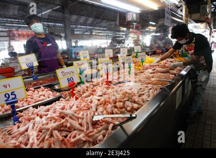 Nonthaburi, Thaïlande. 19 janvier 2021. Les vendeurs portant des masques faciaux organisent le poulet en attendant les clients au marché de Bang-Yai Fresh dans un contexte de crise du coronavirus (COVID-19). Ministère de la Santé la Thaïlande a enregistré un total de 12,594 infections, 70 décès et 9,356 rétablissement depuis le début de l'épidémie. Crédit : SOPA Images Limited/Alamy Live News Banque D'Images