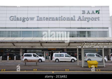 Point de ramassage en bus et en taxi à l'aéroport international de Glasgow, Écosse, Royaume-Uni Banque D'Images