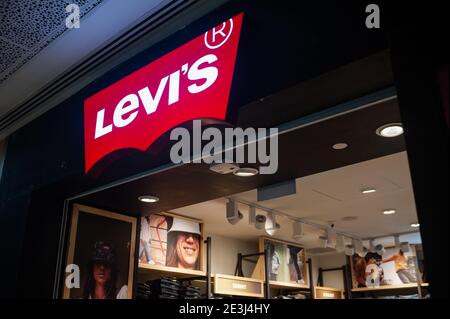 12.03.2020, Singapour, République de Singapour, Asie - affiche et logo lumineux de la société avec le lettrage de Levis (Levi Strauss & Co). Banque D'Images