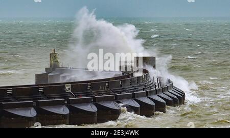 Brighton UK 19 janvier 2021 - Waves crash au-dessus de Brighton Marina comme Storm Christoph arrive en Grande-Bretagne avec de forts vents, de la pluie et de la neige au cours des prochains jours avec des avertissements météorologiques ambres déjà donnés pour certaines parties avec des inondations attendues : crédit Simon Dack / Alay Live News Banque D'Images