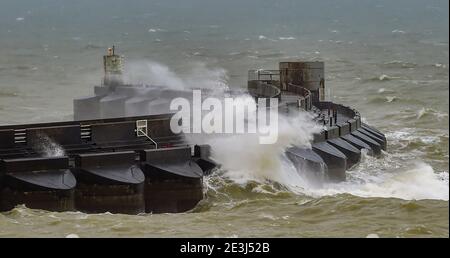 Brighton UK 19 janvier 2021 - Waves crash au-dessus de Brighton Marina comme Storm Christoph arrive en Grande-Bretagne avec de forts vents, de la pluie et de la neige au cours des prochains jours avec des avertissements météorologiques ambres déjà donnés pour certaines parties avec des inondations attendues : crédit Simon Dack / Alay Live News Banque D'Images