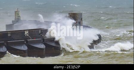 Brighton UK 19 janvier 2021 - Waves crash au-dessus de Brighton Marina comme Storm Christoph arrive en Grande-Bretagne avec de forts vents, de la pluie et de la neige au cours des prochains jours avec des avertissements météorologiques ambres déjà donnés pour certaines parties avec des inondations attendues : crédit Simon Dack / Alay Live News Banque D'Images