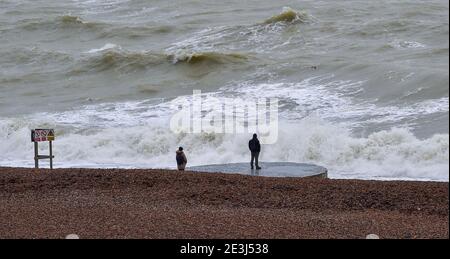 Brighton UK 19 janvier 2021 - regarder les vagues se dérouler sur la plage de Brighton comme Storm Christoph arrive en Grande-Bretagne avec de forts vents de pluie et de neige au cours des prochains jours avec des avertissements météorologiques ambres déjà donnés pour certaines parties avec des inondations attendues : Credit Simon Dack / Alamy Live News Banque D'Images