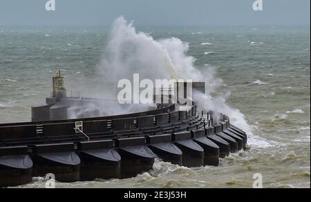 Brighton UK 19 janvier 2021 - Waves crash au-dessus de Brighton Marina comme Storm Christoph arrive en Grande-Bretagne avec de forts vents, de la pluie et de la neige au cours des prochains jours avec des avertissements météorologiques ambres déjà donnés pour certaines parties avec des inondations attendues : crédit Simon Dack / Alay Live News Banque D'Images