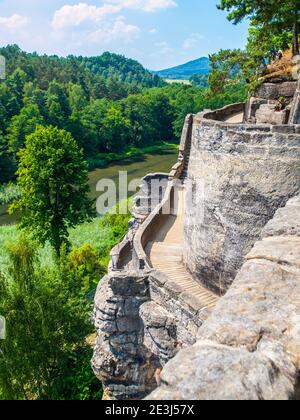 Terrasses du château médiéval de Sloup situé sur l'éperon rocheux en Bohême du nord, République tchèque. Banque D'Images