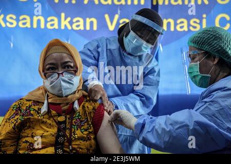 Medan, Sumatra Nord, Indonésie. 19 janvier 2021. Le 19 janvier 2021, un agent de santé injecte le vaccin COVID-19 à une infirmière de l'hôpital de Medan, dans le nord de Sumatra. L'Indonésie lance le programme de vaccination COVID-19 comme première étape d'un programme national de vaccination, quelques jours seulement après que le gouvernement a lancé une poussée d'inoculation de masse pour 270 sa population de millions de personnes a commencé avec des agents de santé de première ligne. Crédit: Albert Ivan Damanik/ZUMA Wire/Alay Live News Banque D'Images