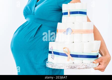 Femme enceinte tenant un gâteau de couche pour son garçon à naître Banque D'Images