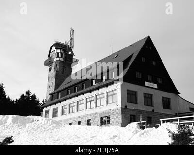 Cabane de montagne avec tour d'observation Kralovka dans les montagnes Jizera, République Tchèque, image en noir et blanc Banque D'Images