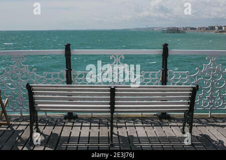 Banc en bois blanc à Palace Pier à Brighton, East Sussex, Angleterre, Royaume-Uni. Banque D'Images