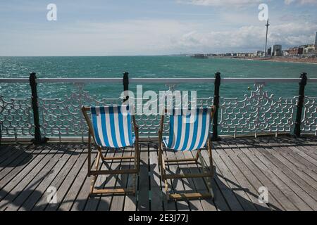 Chaises de plage au Palace Pier à Brighton, East Sussex, Angleterre, Royaume-Uni. Banque D'Images