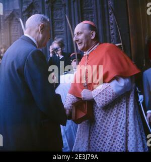 Charles de Gaulle rencontre l'archevêque de Lyon, Alexandre Renard, Lyon, France, 1968 Banque D'Images