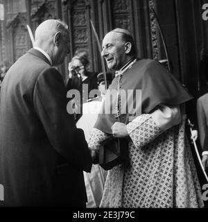 Charles de Gaulle rencontre l'archevêque de Lyon, Alexandre Renard, Lyon, France, 1968 Banque D'Images