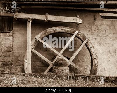 Roue d'eau du moulin ancien sans eau, sans mouvement, image sépia Banque D'Images