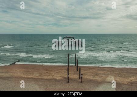 Vue sur West Pier depuis l'intérieur de i360 British Airways à Brighton, East Sussex, Angleterre, Royaume-Uni. Banque D'Images