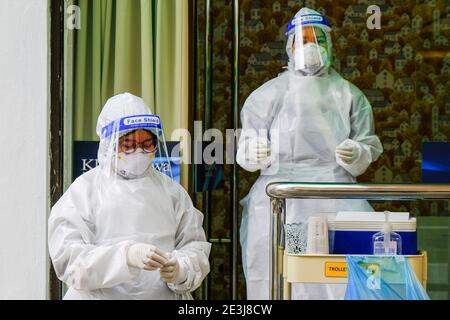 Shah Alam, Malaisie. 19 janvier 2021. Un travailleur médical de la clinique privée Nur Ajwa porte un équipement de protection individuelle (EPI) vu lors d'un test de dépistage Covid-19 à Shah Alam. Ismail Sabri Yaakob le Premier ministre de Malaisie a annoncé que tous les États de Malaisie seront en ordre de contrôle des mouvements (MCO), à l'exception de l'État de Sarawak. La Malaisie a enregistré aujourd'hui 3,631 nouveaux cas de Covid-19, ce qui porte le total à 165,371 cas. Crédit : SOPA Images Limited/Alamy Live News Banque D'Images