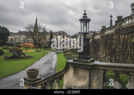 Poteaux lumineux à l'entrée de Parade Gardens à Bath, Somerset, Angleterre, Royaume-Uni. Banque D'Images