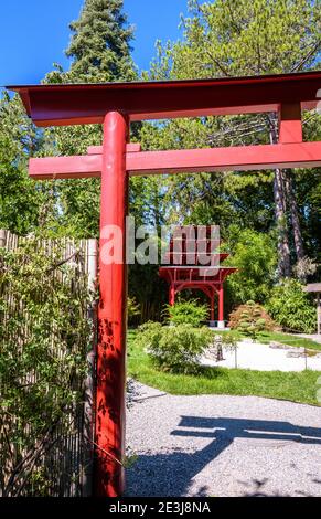 Le Conservatoire et jardin botanique de Genève comprend un jardin zen japonais avec une porte torii, une pagode et un jardin de rochers. Banque D'Images