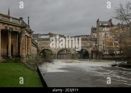 Vue sur le pont Pulteney et son déversoir à River Avon par Parade Gardens à Bath, Somerset, Angleterre, Royaume-Uni. Banque D'Images