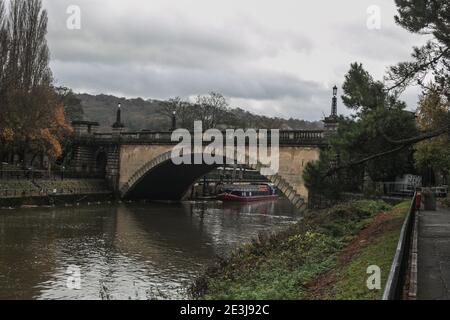 Vue sur le pont de Bath Crossover et la rivière Avon depuis la rive à Parade Gardens, Bath, Somerset, Angleterre, Royaume-Uni. Banque D'Images