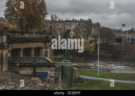 Statue de l'Ange de la paix aux jardins Parade à Bath, Somerset, Angleterre, Royaume-Uni. Cette statue fait partie d'un monument commémoratif du roi Édouard VII, connu sous le nom de faiseur de paix Banque D'Images