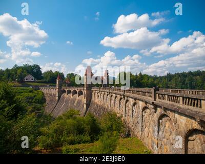 Barrage de conte de fées les Kralovstvi avec de belles tours dans la journée ensoleillée, République tchèque Banque D'Images