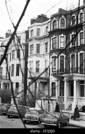 Royaume-Uni, West London, Notting Hill, 1973. Les grandes maisons de quatre étages en ruine et en ruine commencent à être restaurées et redécorées. Près de No.33 Colville Gardens (cul-de-sac). Trois Austin Mini garés et un MG. Banque D'Images