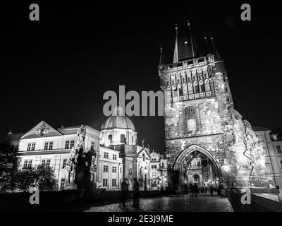 Vue de nuit du pont Charles à Prague avec la Tour du pont de la vieille ville, République tchèque. Image en noir et blanc. Banque D'Images