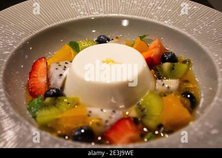 Caillé de soja ou pudding de soja avec salade de fruits Et la recette de vinaigrette au miel et au citron vert dans un plat en céramique à café-restaurant et restaurant à Udon T. Banque D'Images