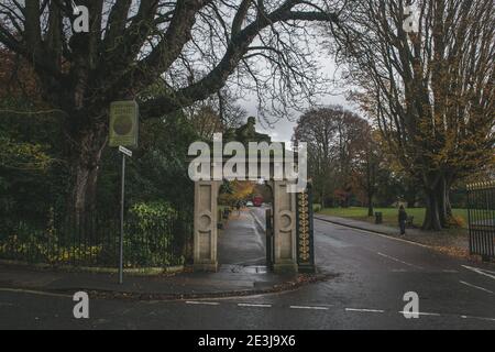 Entrée du Royal Victoria Park à Bath au coin de Marlborough Lane, Bath, Somerset, Angleterre, Royaume-Uni. Banque D'Images