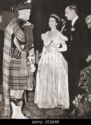 ÉDITORIAL SEULEMENT la princesse Elizabeth de York et le prince Philip vus ici en 1949 discutant avec un sergent-major écossais dans des régiments complets. Princesse Elizabeth de York, 1926 - 2022, future Elizabeth II, Reine du Royaume-Uni. Prince Philip, duc d'Édimbourg, né Prince Philip de Grèce et du Danemark, 1921-2021. Mari de la reine Elizabeth II du Royaume-Uni. Du livre de la Reine Elizabeth Coronation, publié en 1953. Banque D'Images