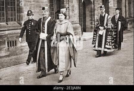 ÉDITORIAL SEULEMENT la princesse Elizabeth de York et le duc d'Édimbourg vu ici à l'Université du pays de Galles en 1949, quand le duc d'Édimbourg a été installé comme chancelier de l'Université. Il a ensuite conféré à la princesse le degré de docteur de musique. Princesse Elizabeth de York, 1926 - 2022, future Elizabeth II, Reine du Royaume-Uni. Prince Philip, duc d'Édimbourg, né Prince Philip de Grèce et du Danemark, 1921-2021. Mari de la reine Elizabeth II du Royaume-Uni. Du livre de la Reine Elizabeth Coronation, publié en 1953. Banque D'Images