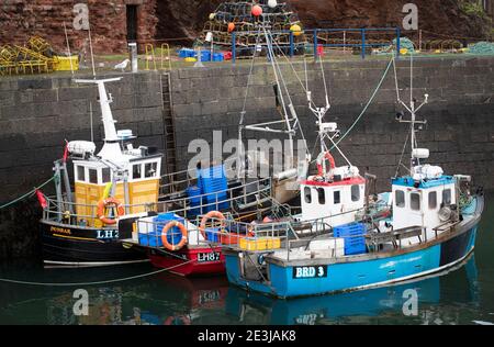 Bateaux de pêche amarrés dans le port de Dunbar, Lothian est. Date de la photo: Mardi 19 janvier 2021. Banque D'Images