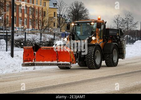 Tracteur de neige Wille 655 avec chasse-neige articulé À DÔME pour enlever la neige en ville. Helsinki, Finlande. 18 janvier 2021. Banque D'Images