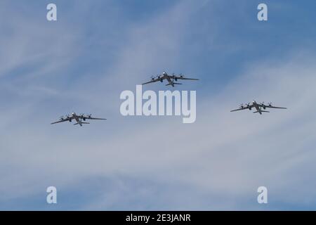 MOSCOU, RUSSIE - 09 MAI 2015 : bombardiers russes tu-95MS dans le ciel au jour de la victoire à Moscou, Russie. Banque D'Images